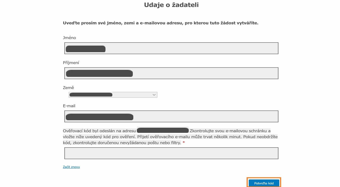 Ve formuláři s informacemi o žadateli se zobrazí pole, do kterých mohou žadatelé zadat své kontaktní údaje a ověřit svou e-mailovou adresu.