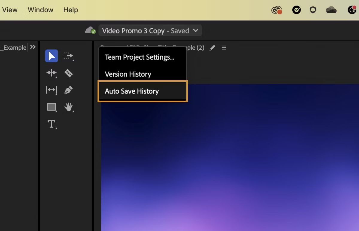 El menú Configuración de Team Projects está abierto.Tiene options como Historial de versiones e Historial de guardado automático.Se ha seleccionado Historial de guardado automático para que se pueda acceder al historial desde la barra de cabecera de Premiere Pro.
