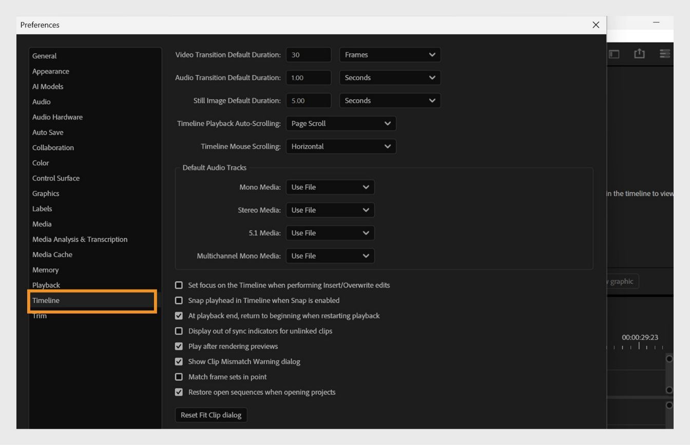 El panel cronología en el cuadro de diálogo Preferencias está abierto con opciones para personalizar cómo se comportan y aparecen las secuencias, incluida la configuración para el ajuste de la cronología, las pistas de audio y vídeo, y las duraciones predeterminadas para las transiciones y las imágenes fijas.