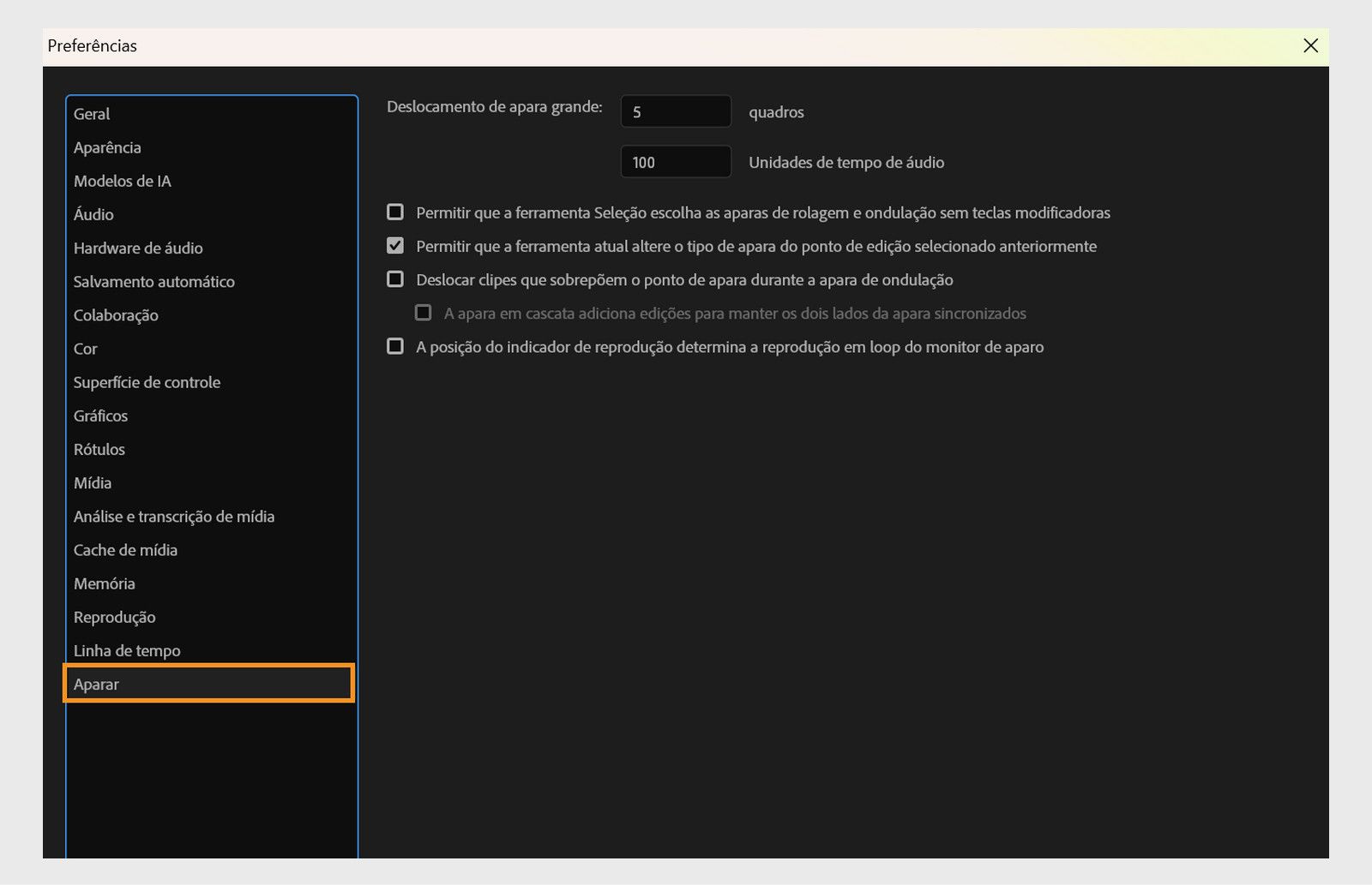 A caixa de diálogo “Preferências” aberta no painel “Aparar”, onde você pode ajustar as configurações que controlam o comportamento do monitor de aparo e a reprodução durante as operações de aparar no Premiere Pro.