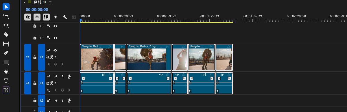 时间轴面板已打开并选中了一个片段。生成式扩展功能正用于添加额外帧。正在生成新视频的扩展部分显示有加载图标，表示该片段正在生成中。