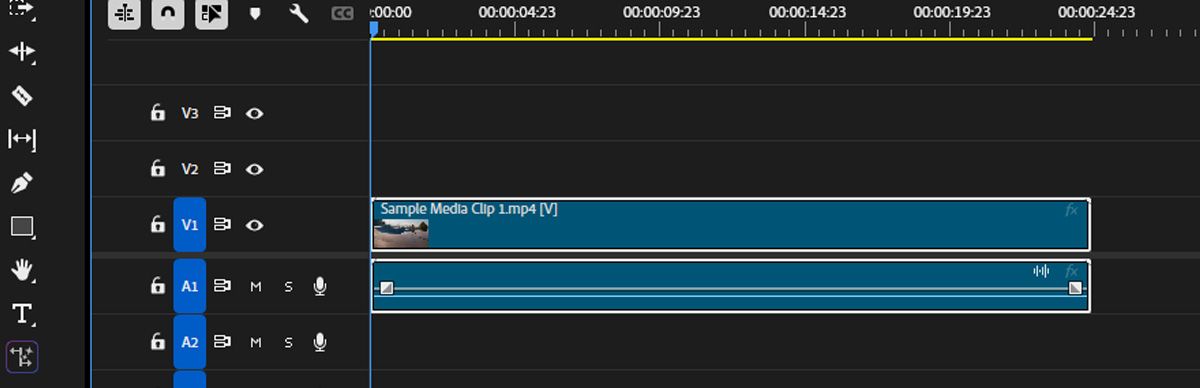 Le panneau Chronologie est ouvert avec un clip sélectionné.La fonctionnalité Développement génératif est utilisée pour ajouter des images supplémentaires à l’aide de l’extension générative.La section développée dans laquelle la nouvelle vidéo est en cours de génération affiche une icône de chargement indiquant que le clip est en cours de génération.