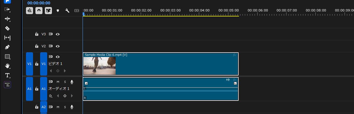 タイムラインパネルが開いており、クリップが選択されています。生成拡張機能を使用すると、生成延長を使用してフレームを追加できます。新しいビデオが生成される延長セクションには、クリップが生成中であることを示す読み込みアイコンが表示されます。
