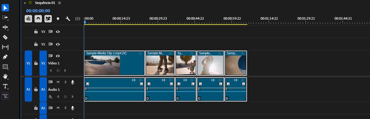 O painel “Linha do tempo” está aberto, com um clipe selecionado. O recurso de expansão generativa é usado para adicionar quadros extras com a extensão generativa. A seção estendida onde o novo vídeo está sendo gerado tem um ícone de carregamento indicando que o clipe está sendo gerado.