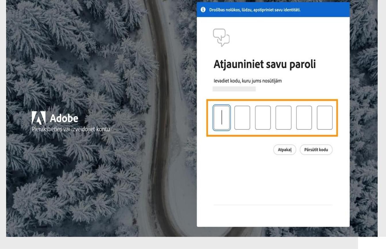 Logs Atjaunināt paroli pierakstīšanās lapā ar iezīmētu lauku koda ievadīšanai un identitātes verificēšanai.