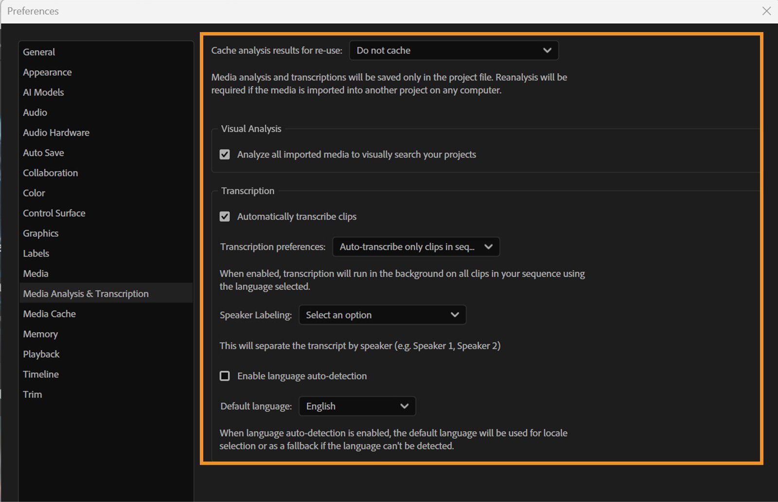 La finestra di dialogo Preferenze è aperta sul pannello Analisi e trascrizione dei contenuti multimediali, che mostra le opzioni per il caching dei risultati dell'analisi, l'attivazione dell'analisi visiva, la trascrizione automatica delle clip, l'etichettatura dei relatori e l'impostazione della lingua predefinita.