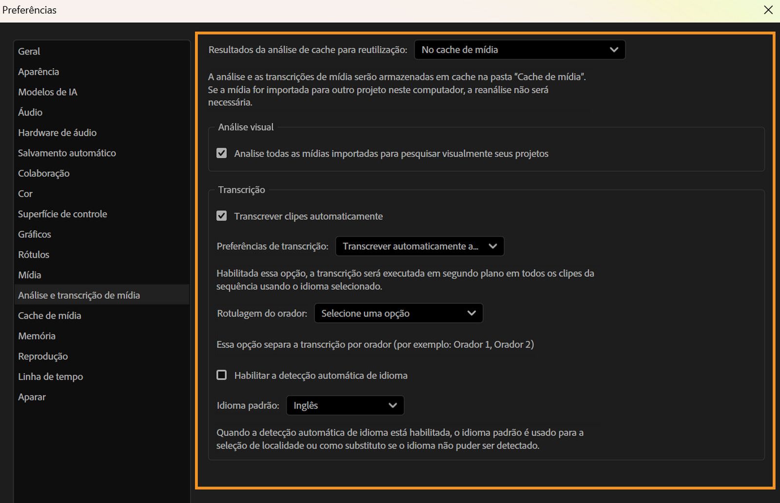 A caixa de diálogo Preferências está aberta no painel Análise e Transcrição de Mídia, mostrando opções para armazenamento em cache dos resultados da análise, ativação da análise visual, transcrição automática de clipes, identificação de falantes e definição do idioma padrão.
