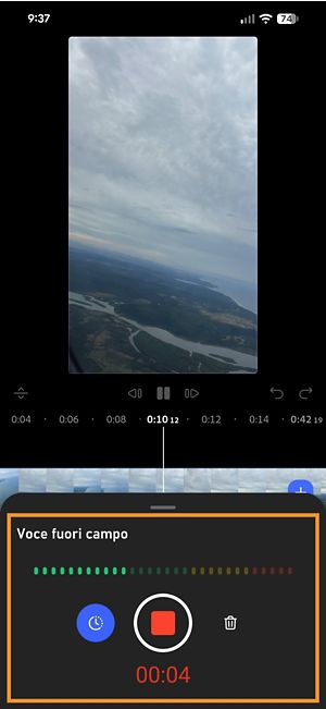 Il pannello di registrazione Voce fuori campo, con un misuratore del livello audio e un pulsante di arresto mostrato durante la registrazione.