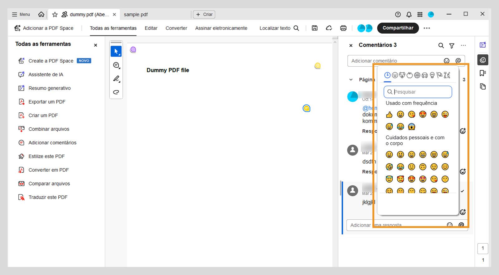 A caixa de diálogo com emoticons está visível sobre o painel de comentários.