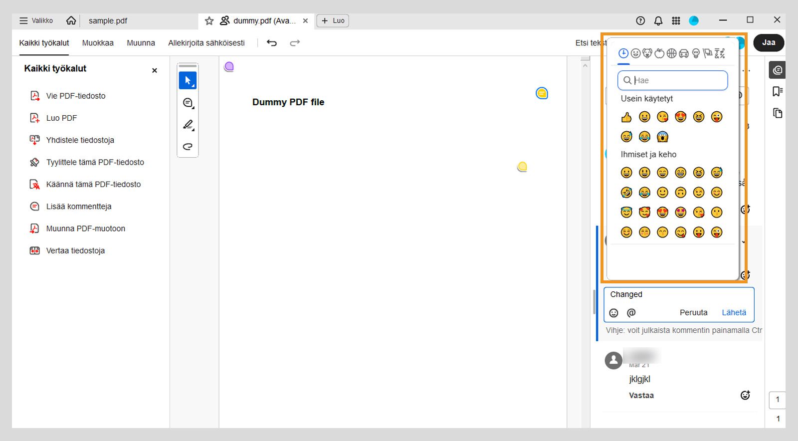 Emojeita sisältävä valintaikkuna näkyy kommentointipaneelin päällä.