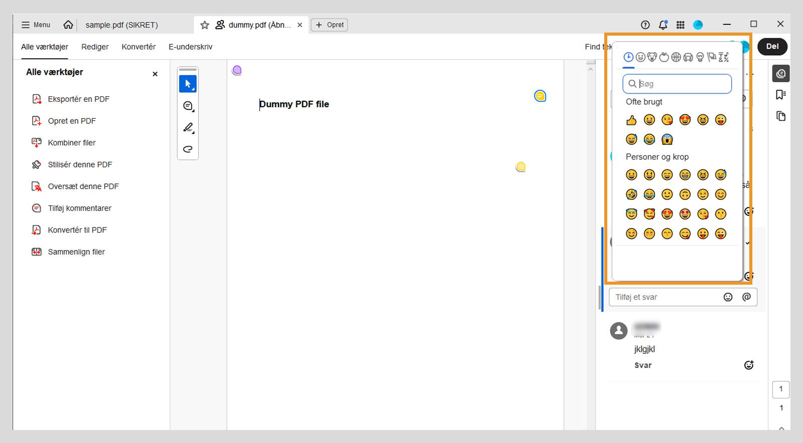 Dialogboksen med humørikoner er synlig over kommentarpanelet.