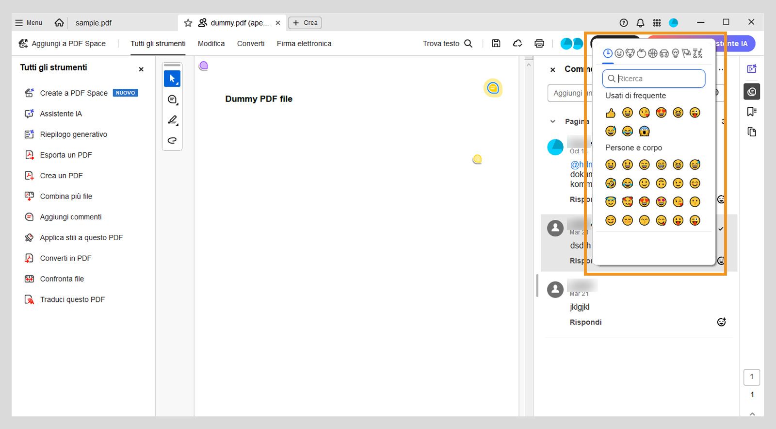 La finestra di dialogo con le emoticon è visibile sopra il pannello dei commenti.