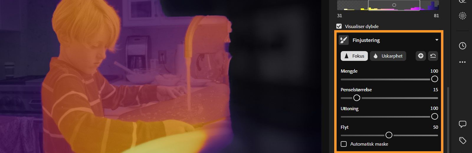 Bildet viser en datamaskinskjerm med Objektivuskarphet-justeringsgrensesnittet åpent. Skjermens hoveddel viser et dybdekart av et barn foran en kjøkkenvask. Fargene går fra lilla til oransje, noe som viser forskjellige dybdekart. På høyre side av skjermen er det en verktøylinje med forskjellige glidebrytere og alternativer som «Finjustering», «Fokus», «Uskarphet» og andre, noe som antyder at det kan gjøres justeringer i bildets dybde og fokus. 