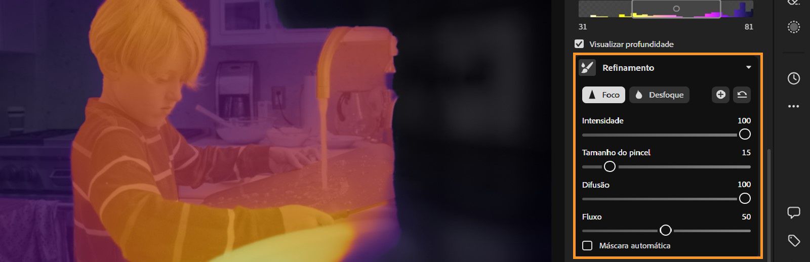 A imagem representa uma tela de computador com uma interface de refinamento de Desfoque de lente aberta. A parte principal da tela exibe um mapa de profundidade de uma criança em frente a uma pia de cozinha. As cores variam de roxo a laranja, indicando um mapa de profundidade diferente. No lado direito da tela, há uma barra de ferramentas com vários controles deslizantes e opções, como &quot;Refinamento&quot;, &quot;Foco&quot;, &quot;Desfoque&quot; e outros, sugerindo ajustes que podem ser feitos na profundidade e no foco da imagem. 