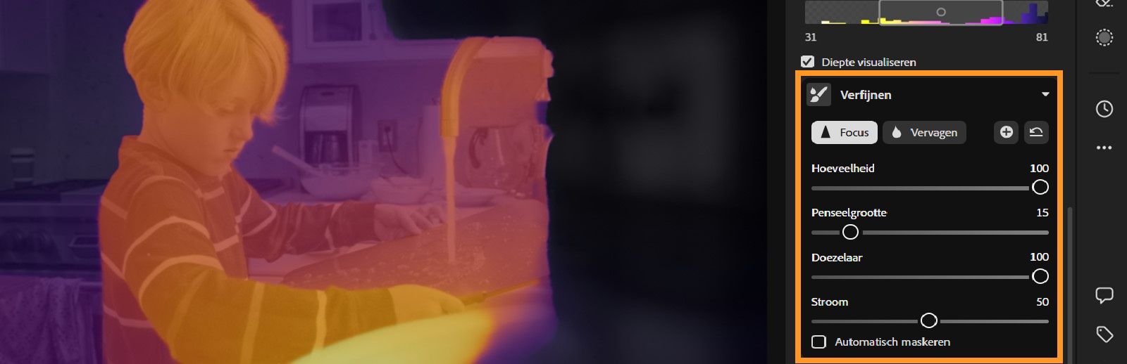 De afbeelding toont een computerscherm waarbij een venster met verfijningsfuncties voor Vage lens is geopend. In het hoofdgedeelte van het scherm wordt een dieptetoewijzing getoond voor een kind dat voor een gootsteen staat. De kleuren variëren van paars tot oranje en geven daarmee verschillende dieptetoewijzingen aan. Aan de rechterkant van het scherm wordt een werkbalk weergegeven met verschillende schuifregelaars en opties, zoals Verfijning, Scherpstellen, Vervagen enz, waarmee de diepte en focus van de afbeelding kunnen worden aangepast. 