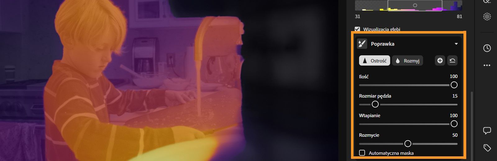 Obraz przedstawia ekran komputera z otwartym interfejsem poprawki rozmycia obiektywu. Główna część ekranu wyświetla mapę głębi dziecka stojącego przed zlewem kuchennym. Kolory wahają się od fioletowego do pomarańczowego, wskazując różne mapy głębokości. Po prawej stronie ekranu znajduje się pasek narzędzi z różnymi suwakami i opcjami, takimi jak „Poprawka”, „Ogniskowanie”, „Rozmycie” i inne, sugerujące możliwość dostosowania głębi i ostrości obrazu. 