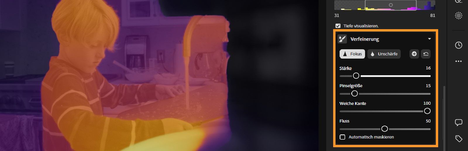 Im Bild ist ein Computerbildschirm mit geöffneter Oberfläche zur Verfeinerung der Objektivunschärfe zu sehen. Im Hauptteil des Bildschirms wird die Tiefen-Map eines Kindes vor einem Spülbecken in der Küche angezeigt. Die Farben reichen von Violett bis Orange und zeigen unterschiedliche Tiefen an. Auf der rechten Seite des Bildschirms befindet sich eine Symbolleiste mit verschiedenen Schiebereglern und Optionen wie „Verfeinerung“, „Fokus“, „Weichzeichnen“ und weitere, mit denen Anpassungen an Tiefe und Fokus des Bildes vorgenommen werden können. 