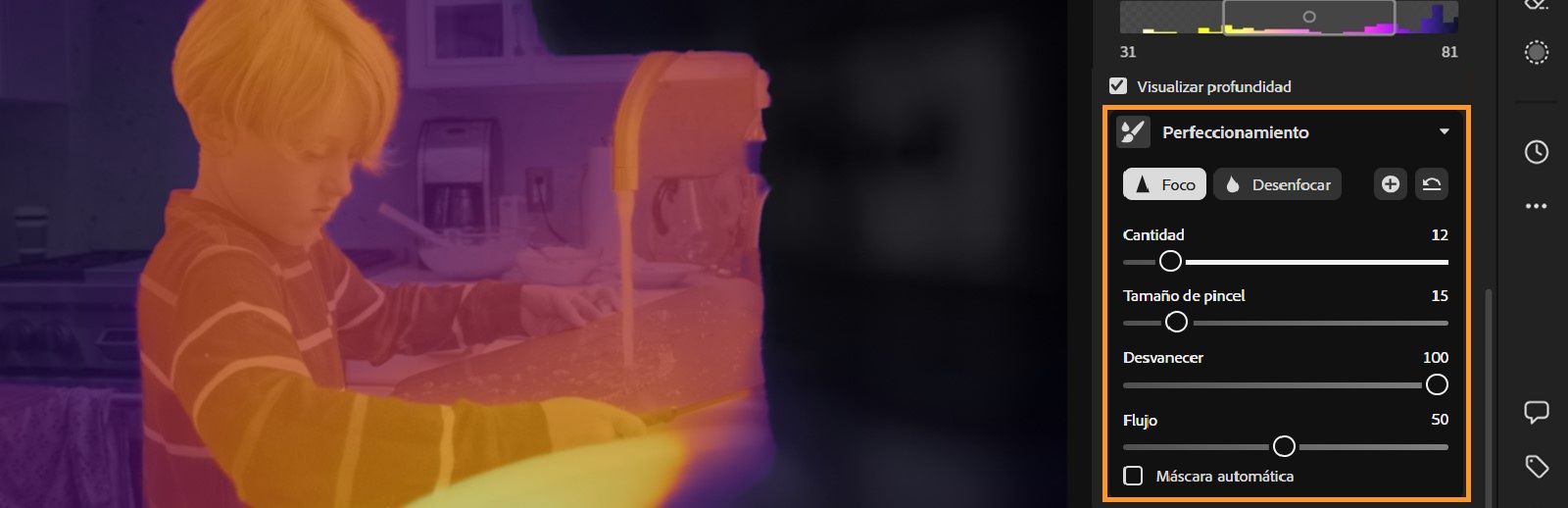 La imagen representa una pantalla de ordenador con una interfaz de perfeccionamiento de Desenfoque de lente abierta. La parte principal de la pantalla muestra un mapa de profundidad de un niño delante de una cuenta de agua de la cocina. Los colores varían de púrpura a naranja, lo que indica un mapa de profundidad diferente. En el lado derecho de la pantalla, hay una barra de herramientas con varios reguladores y opciones como &quot;Perfeccionamiento&quot;, &quot;Enfoque&quot;, &quot;Desenfoque&quot; y otras, que sugiere que se realicen ajustes en la profundidad y el enfoque de la imagen. 