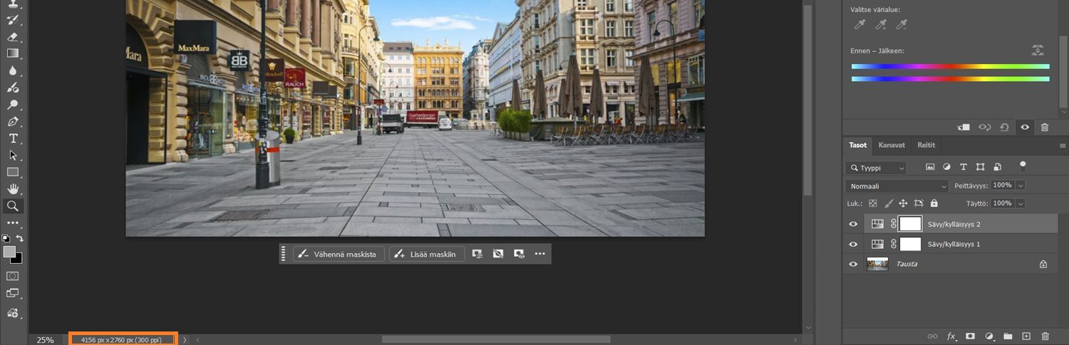 Kuvan koon tietopainike on korostettu Photoshopin piirtoalueen vasemmassa alareunassa.		