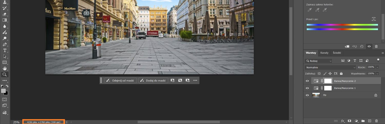 Przycisk szczegółów rozmiaru obrazu podświetlony w lewym dolnym rogu obszaru roboczego programu Photoshop.		