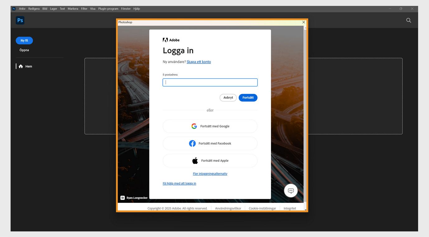Inloggningsuppmaningen i Creative Cloud-apparna visar fältet för att skriva in din e-postadress och alternativ för att fortsätta eller avbryta, få hjälp med att logga in, skapa ett nytt konto och logga in med ett socialt konto. 