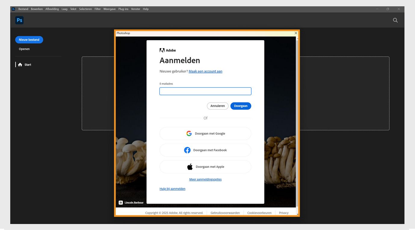 De aanmeldingsprompt in de Creative Cloud-apps toont het veld om uw e-mailadres in te voeren en opties om door te gaan of te annuleren, hulp te krijgen bij het aanmelden, een nieuw account aan te maken en aan te melden met een sociale account. 