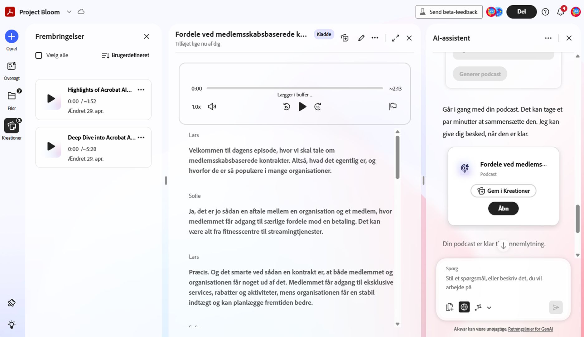 Tre-panel PDF Space-grænseflade, der viser Kreationer til venstre med afspilbare elementer, Overblik i midten med sammendrag og filer samt AI-assistent til højre med præsentationsgenerering og prompt-input.