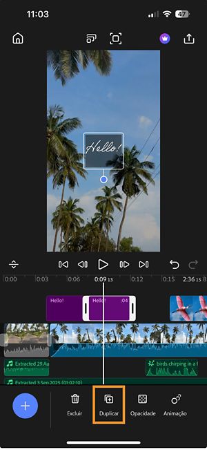 Linha do tempo no Premiere, mostrando um clipe de texto selecionado com a opção “Duplicar” realçada na parte inferior da tela.