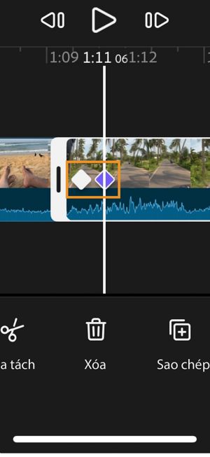 Timeline hiển thị hai biểu tượng keyframe trên clip đã chọn.