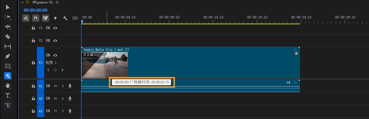 时间线视图显示使用片段手柄应用了交叉溶解转场的视频片段，转场持续时间已突出显示。