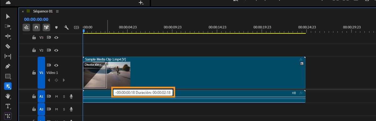 Vista de cronología que muestra un clip de vídeo con una transición de disolución cruzada aplicada mediante un controlador de clip, con la duración de la transición resaltada.