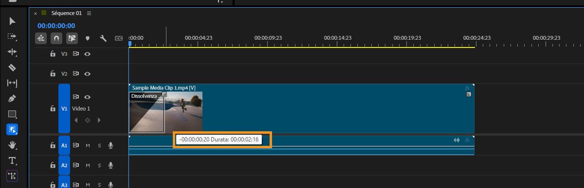 Vista timeline che mostra una clip Video con una transizione Dissolvenza incrociata applicata utilizzando un punto di controllo della clip, con la durata della transizione evidenziata.