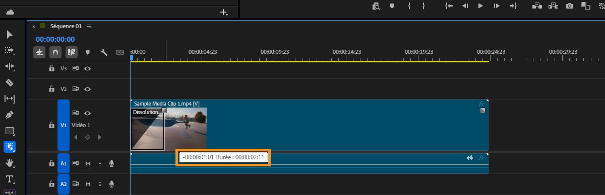 Vue du montage montrant un clip vidéo avec une transition Fondu enchaîné appliquée à l'aide d'une poignée de clip, avec la durée de la transition mise en évidence.