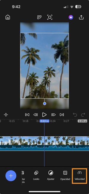 Vista de la línea de tiempo con un clip seleccionado y la opción Velocidad resaltada en la barra de herramientas inferior para ajustar la velocidad de reproducción.