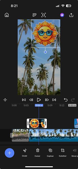 Visualização da linha do tempo com uma camada de adesivo gerado posicionada acima dos clipes de vídeo.
