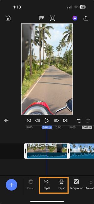 Timeline view na may napiling clip at naka-highlight ang Flip H at Flip V na mga opsyon sa ibabang toolbar.