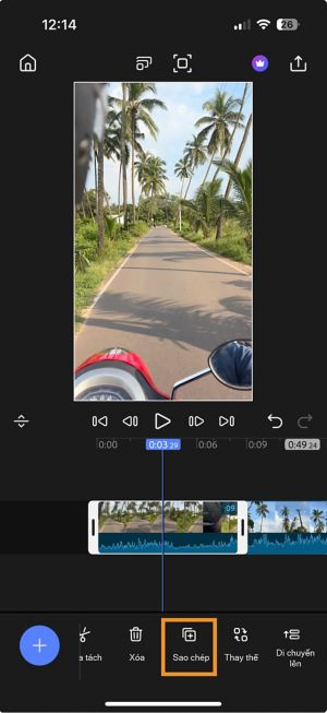 Giao diện dòng thời gian với một clip đã được chọn và tùy chọn Nhân bản được làm nổi bật trên thanh công cụ dưới cùng.
