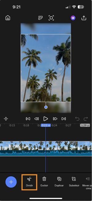 Visualização da linha do tempo com um clipe de vídeo selecionado e a opção “Dividir” realçada na barra de ferramentas inferior para dividir o clipe.
