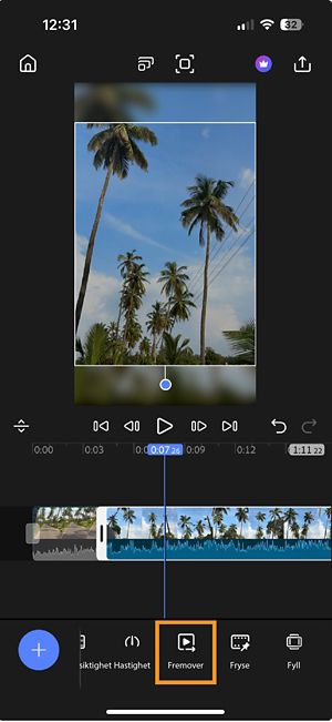 Tidslinje med et klipp valgt og alternativet Fremover uthevet på den nederste verktøylinjen.
