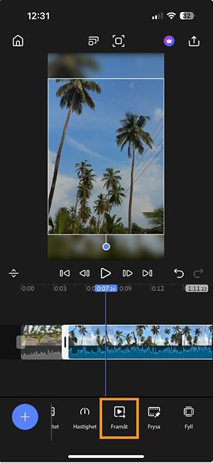 Tidslinje med ett klipp valt och alternativet Spela framåt markerat i det nedre verktygsfältet.