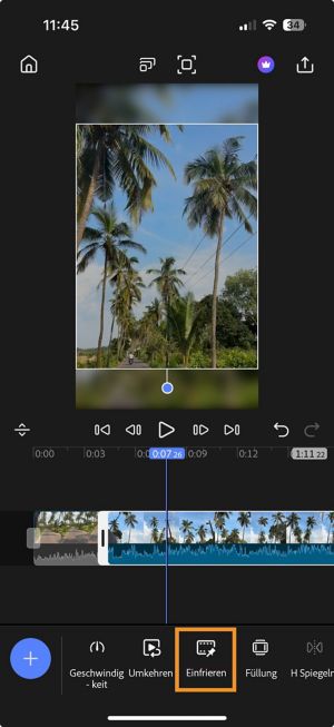 Timeline mit einem ausgewählten Clip und der in der unteren Symbolleiste hervorgehobenen Option Einfrieren.