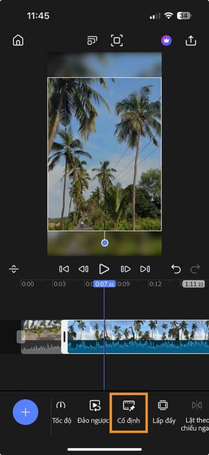 Dòng thời gian với một clip đã được chọn và tùy chọn Đóng băng được làm nổi bật ở thanh công cụ dưới cùng.