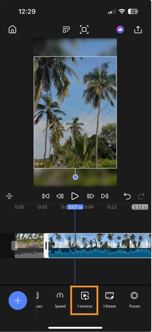 Timeline view na may napiling clip at naka-highlight ang Reverse option sa ibabang toolbar.