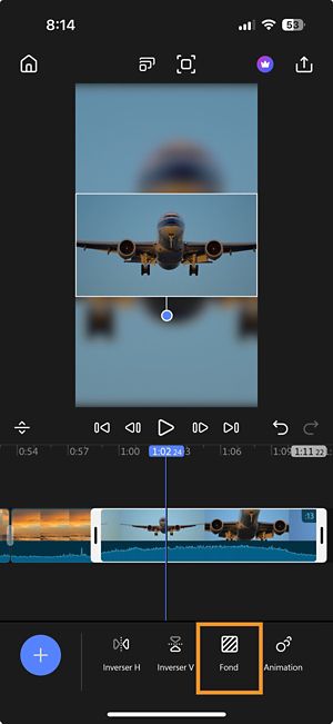 Montage avec un clip sélectionné et une option d’arrière-plan mise en évidence dans la barre d’outils inférieure.