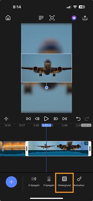 Timeline mit ausgewähltem Clip und Hintergrundoption, die in der unteren Symbolleiste hervorgehoben wird.