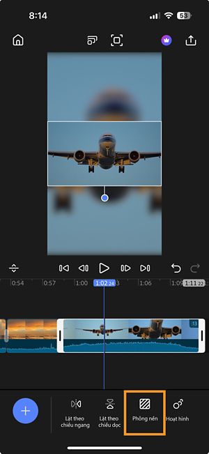 Giao diện dòng thời gian với clip đã được chọn và tùy chọn Nền đang được đánh dấu trên thanh công cụ dưới cùng.