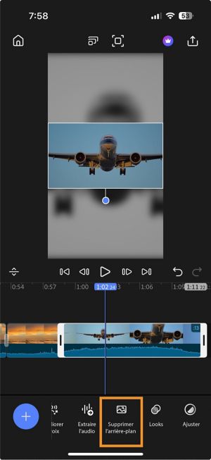 Une fenêtre de montage avec un clip sélectionné et l’option Supprimer l’arrière-plan est mise en évidence dans la barre d’outils inférieure.