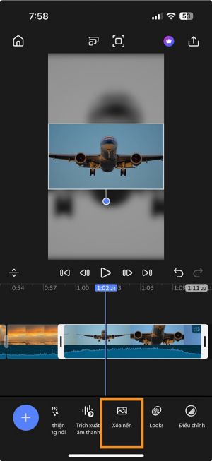 Giao diện dòng thời gian với clip đã chọn và tùy chọn “Xóa nền” được đánh dấu ở thanh công cụ dưới cùng.