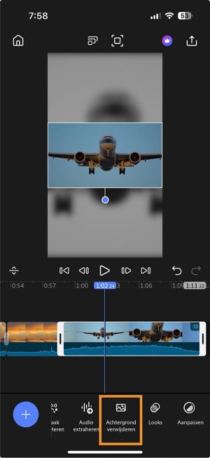 Tijdlijn met een geselecteerde clip en de optie Achtergrond verwijderen gemarkeerd in de onderste werkbalk.