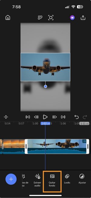 Línea de tiempo con un clip seleccionado y la opción Quitar fondo resaltada en la barra de herramientas inferior.